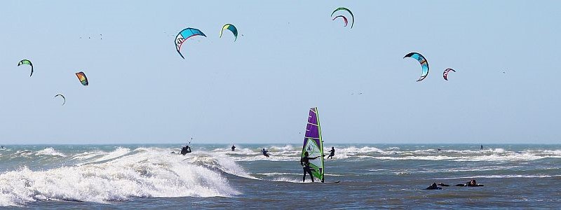 Jak dobrać latawiec i deskę kite dla początkujących