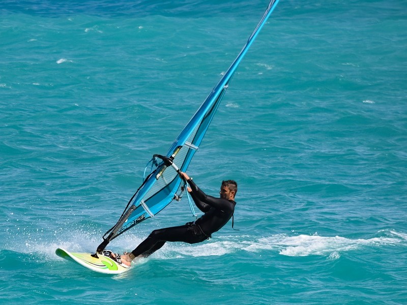jak wykonać zwrot na wiatr – poprawna technika
