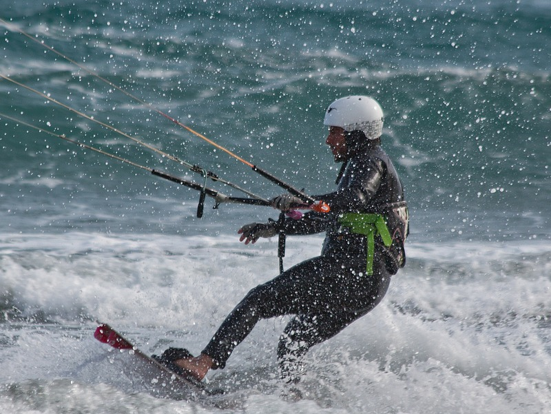 Kitesurfing dla początkujących – od czego zacząć?