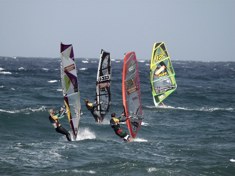 Jak zdobyć sprzęt windsurfingowy – kupić czy wypożyczyć?