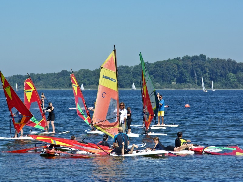 Sprzęt windsurfingowy – kupić czy wypożyczyć
