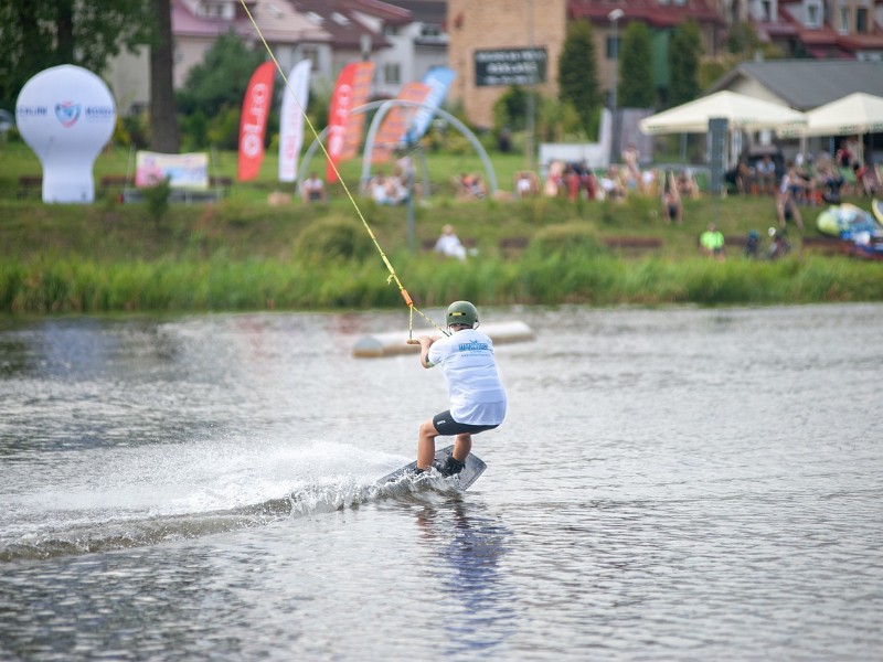 Gdzie w Polsce na wakeboarding? Najpopularniejsze wake parki