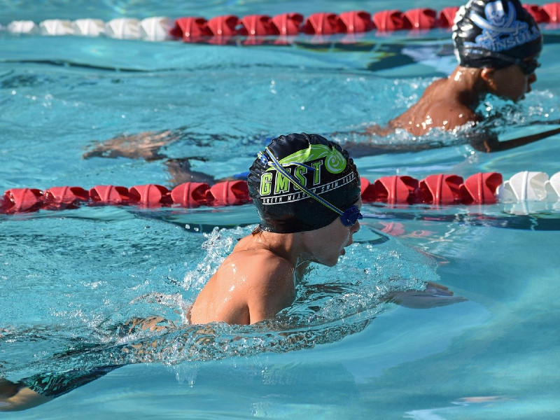 sporty wodne dla dzieci – pływanie