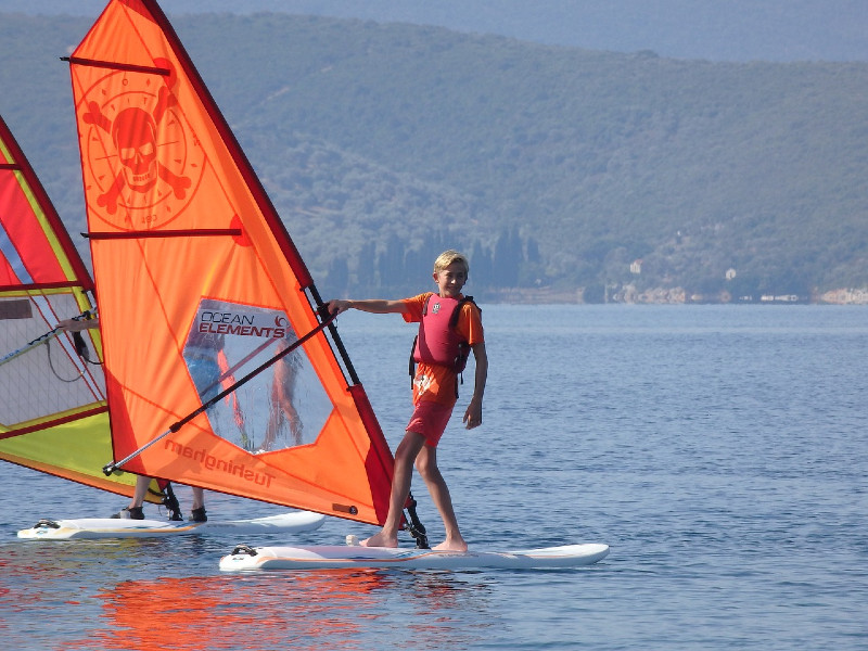 sporty wodne dla dzieci – windsurfing
