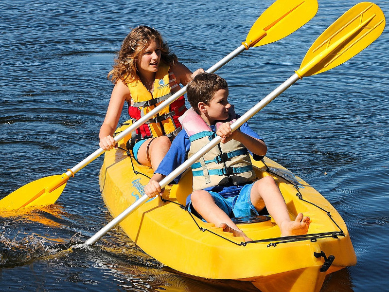sporty wodne dla dzieci – kajakarstwo