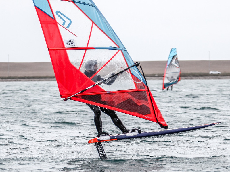foil windsurfing – na czym on polega?