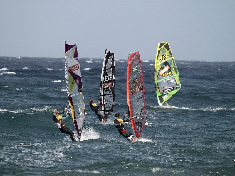 żagiel kamberowy czy bezkamberowy – co wybrać?