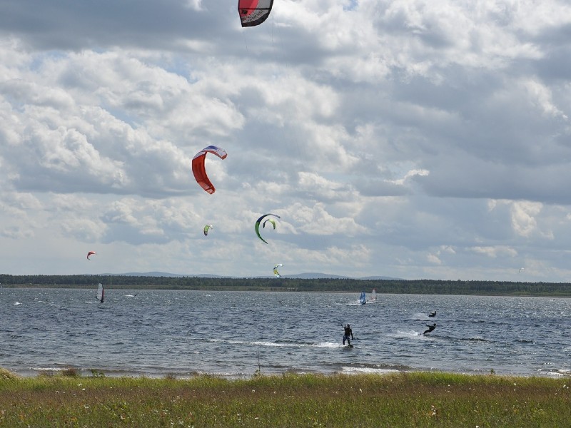 kitesurfing na jeziorze – zalety i wady