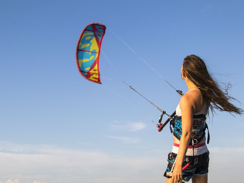 czy kitesurfing jest trudny dla osób początkujących?