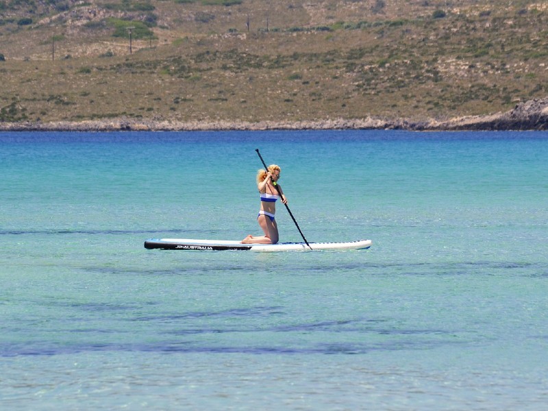 jak wiosłować na SUP – pozycja klęcząca