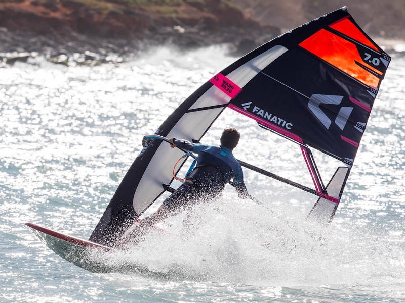 jaki rozmiar żagla windsurfingowego będzie dobry dla osób zaawansowanych?