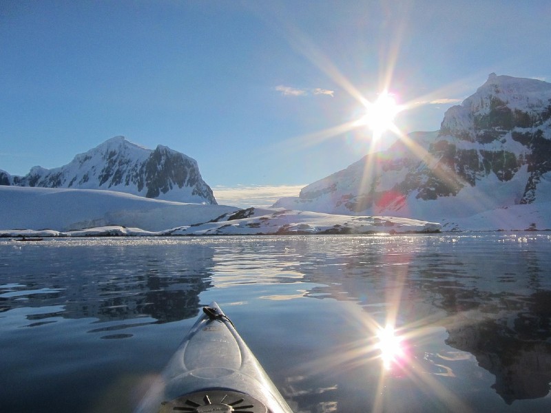 spływ kajakowy zimą a otoczenie